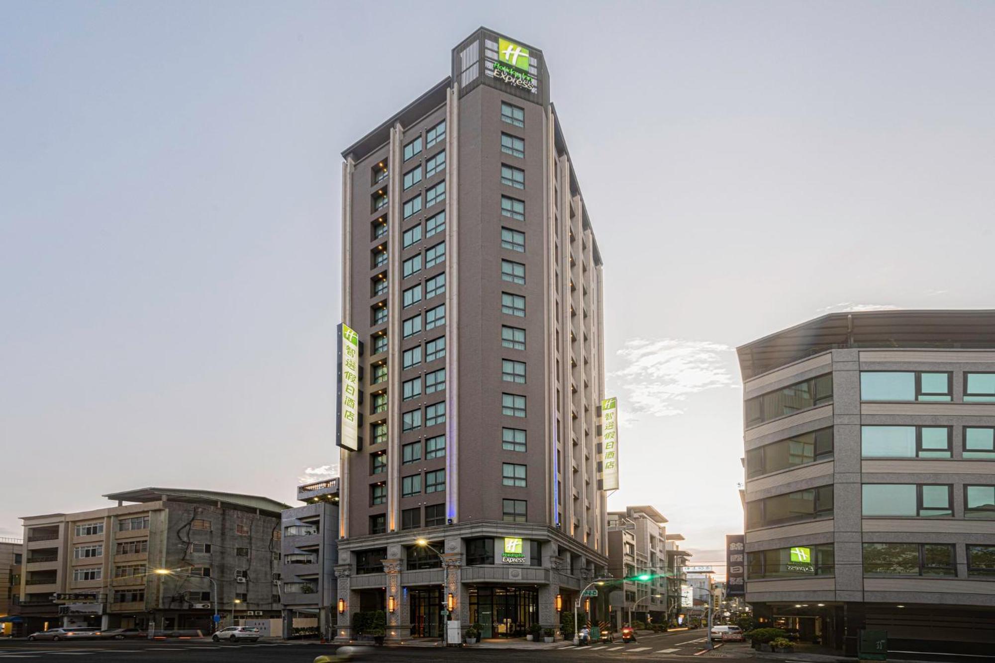 Holiday Inn Express Kaohsiung Love River, An Ihg Hotel Екстериор снимка